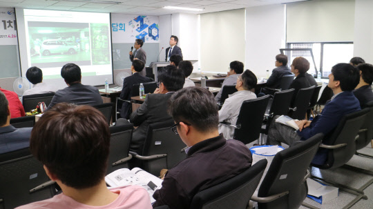 26일 서울 서초구 연구성과실용화진흥원에서 열린 '제1회 기술설명회 및 기술이전 상담회'에서 강석주 서강대 교수가 자율주행 성능 향상 기술에 대해 설명하고 있다. 미래창조과학부 주최, 진흥원 주관으로 열린 이날 행사는 국내 대학 및 정부출연연구기관 등이 보유한 사업화 유망기술을 기업계 관계자들에게 직접 설명하고 기술이전 상담을 제공하기 마련됐다.(연구성과실용화진흥원 제공)